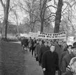 126227 Afbeelding van een demonstratie tegen het loonbeleid van de N.S., georganiseerd door de F.S.V. (Federatieve ...